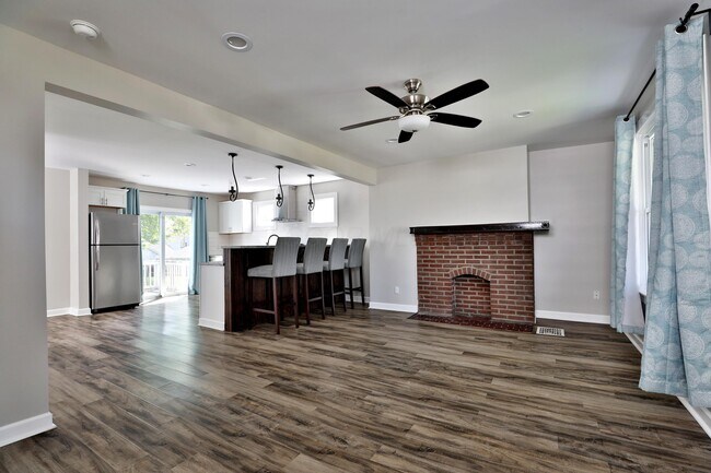 Building Photo - 825 Reinhard Ave