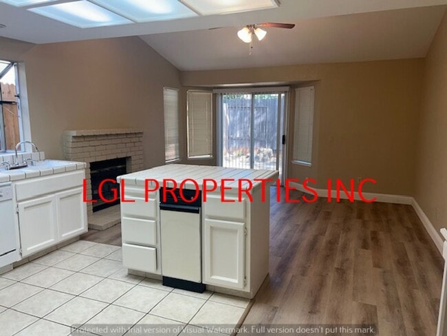 Building Photo - Very Nice Roseville 3 Bedroom 2 Bath Home