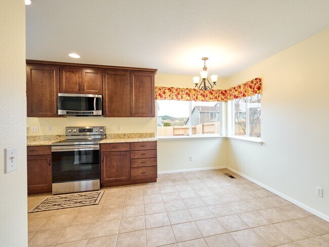 Building Photo - 643 Meadowbrook Ln
