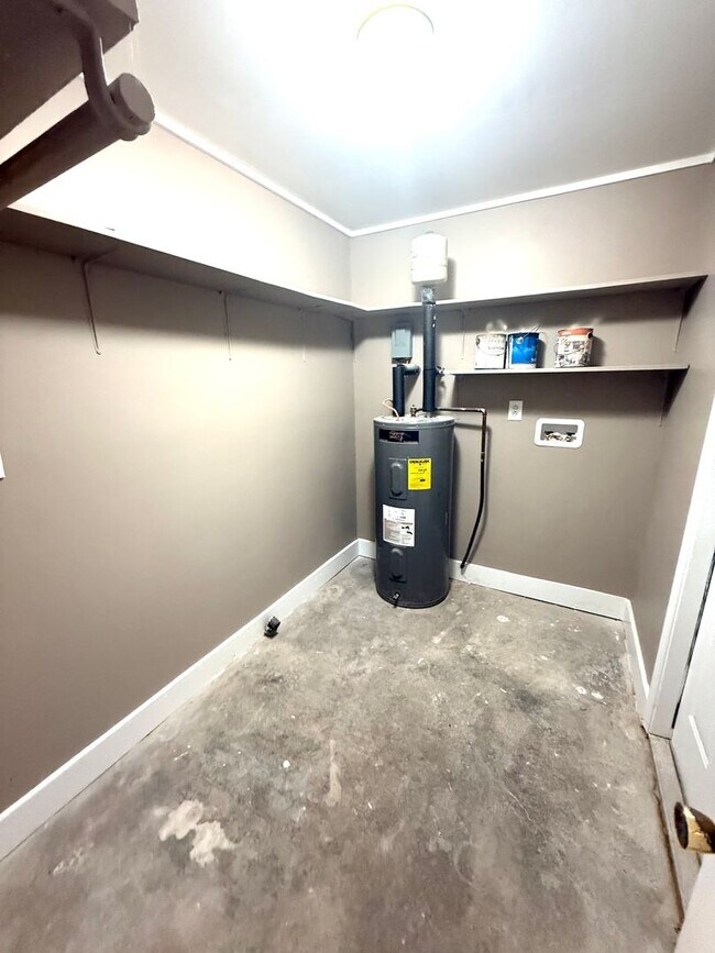 Building Photo - ** 3 Bed 2 Bath located off Wares Ferry road ** Call 334-366-9198 to schedule a self tour