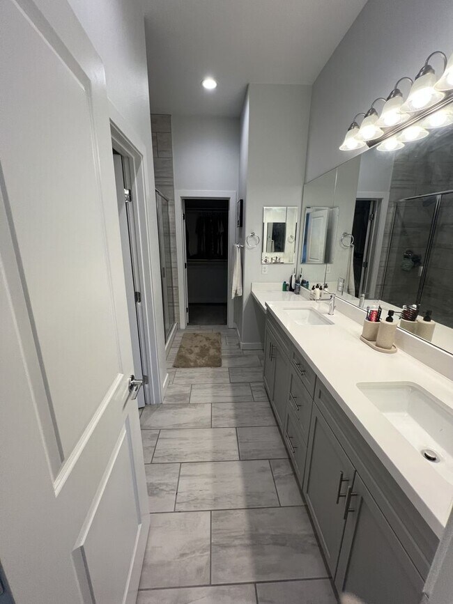 Building Photo - 3/BD 2.5/BA Sleek Townhome with High Ceilings, Balcony, and Prime Community Amenities!