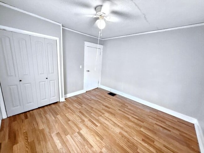 Building Photo - 618 80th Pl S