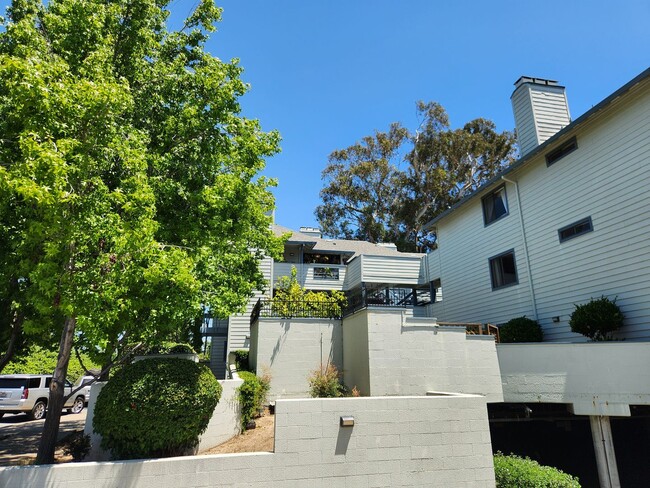 Building Photo - 2 bed 2 bath condo home with 2 patios in San Mateo