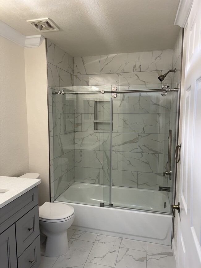 shower /tub with glass enclosure - 4610 Saint Croix Ln