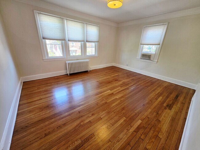 Building Photo - Charming Brick Home In Cliffside Park - No...