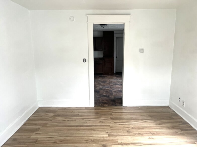 Building Photo - 516 E 22nd St