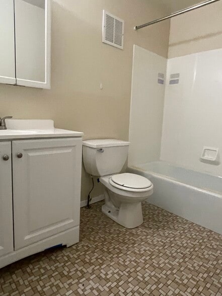 Building Photo - 343 Oakland St