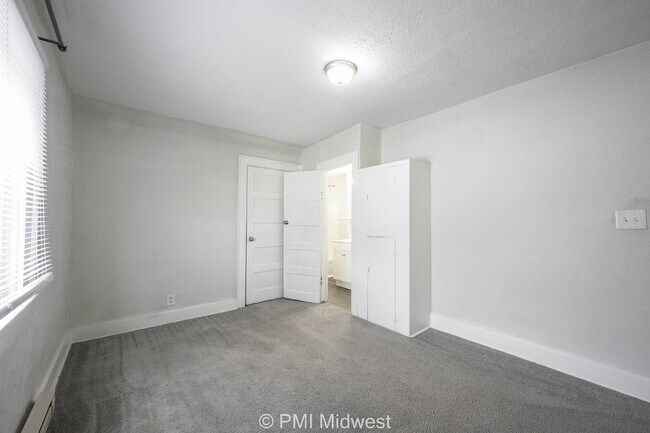 Building Photo - Charming 2-Bed, 2-Bath Duplex in Indianapolis