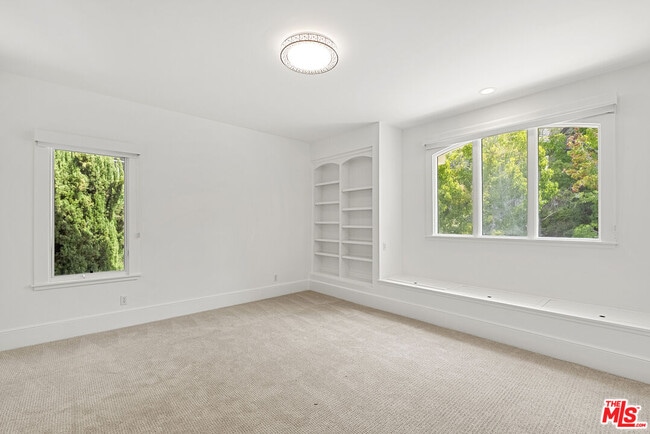 Building Photo - 10515 Oaklawn Rd