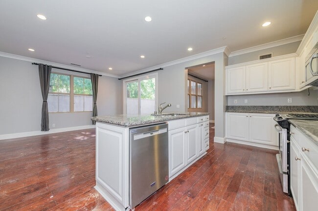 Building Photo - 3BD/2.5BA/2Garage Two Story upgraded End Unit Condo Woodbury Irvine $4800