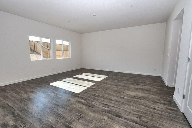 Building Photo - Beautiful Lincoln Home Available in May!