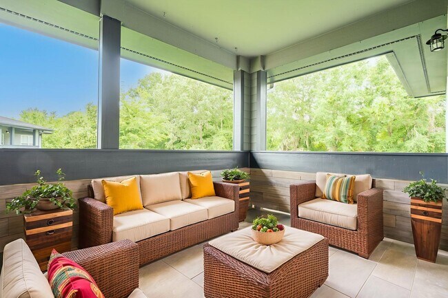 Building Photo - Cozy Lakeside Living in Moncks Corner!