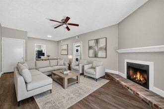 Building Photo - 9707 Richmond Ave