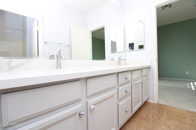 Building Photo - 3316 E Kingbird Pl