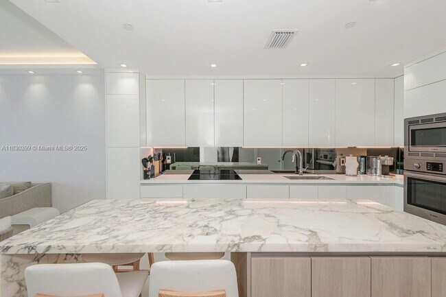 Building Photo - 2301 Collins Ave