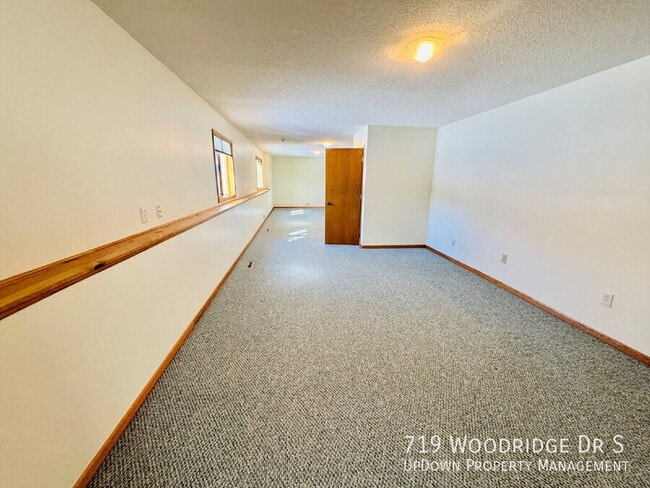 Building Photo - 719 Woodridge Dr S