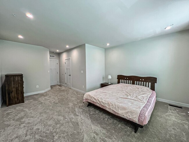 Building Photo - Luxury 3 Bedroom 2.5 Bathroom Brick Townho...