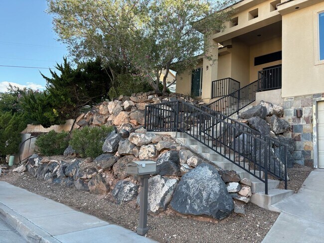 Building Photo - 3 bed 3 bath home - Located just below The...