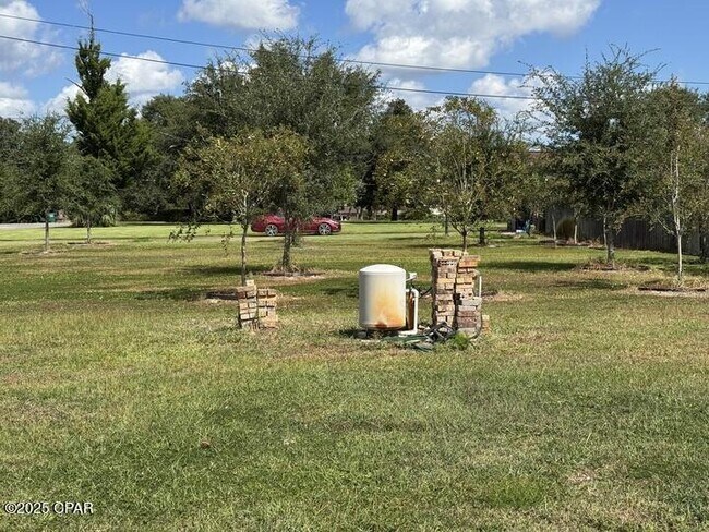 Building Photo - 833 W Pierson Dr