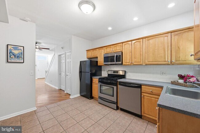 Building Photo - 928 N Bambrey St