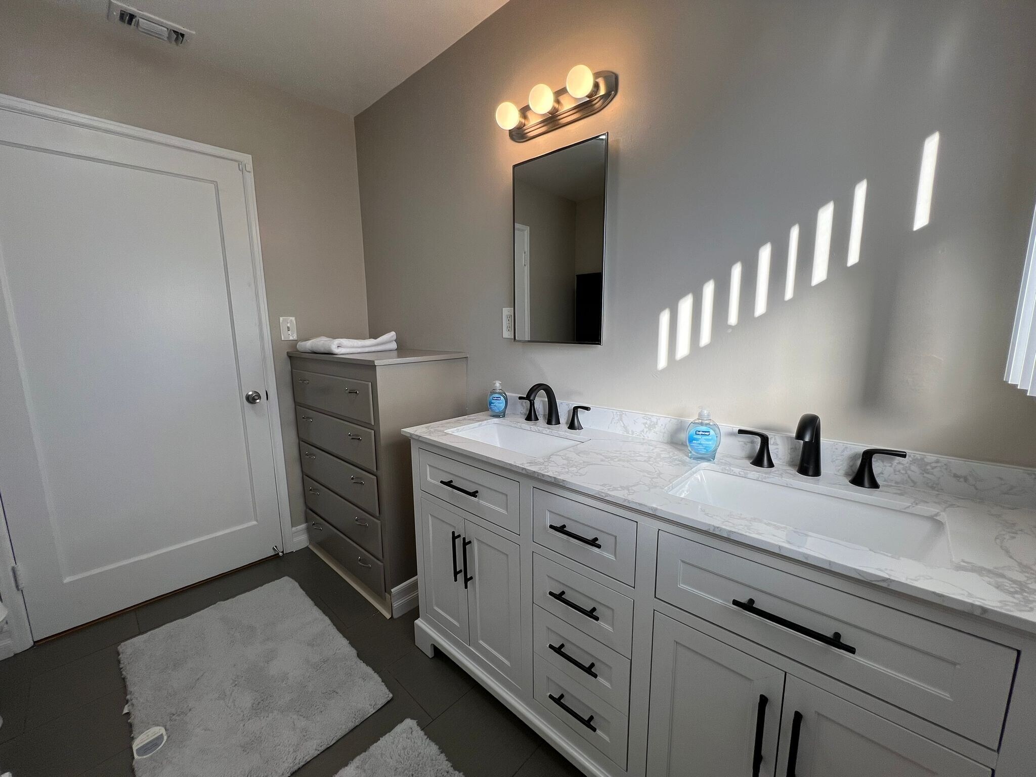 Building Photo - 4015 Calavo Dr