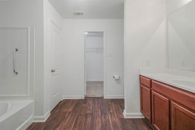 Building Photo - 1208 Bluffview Dr