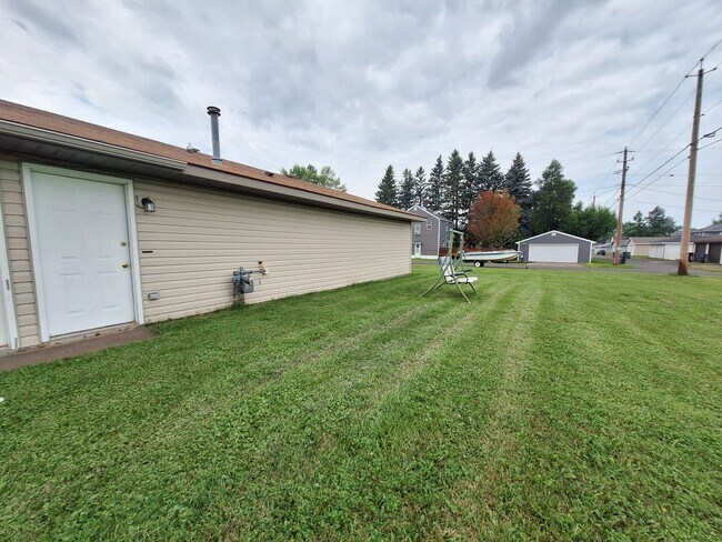 Building Photo - One level living w/ Attached Garage Available July!