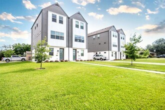 Building Photo - 3515 S Hills