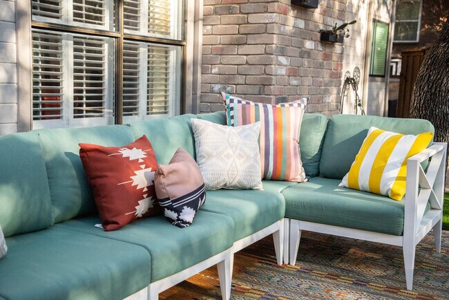 Building Photo - 12511 Chapel Bell St