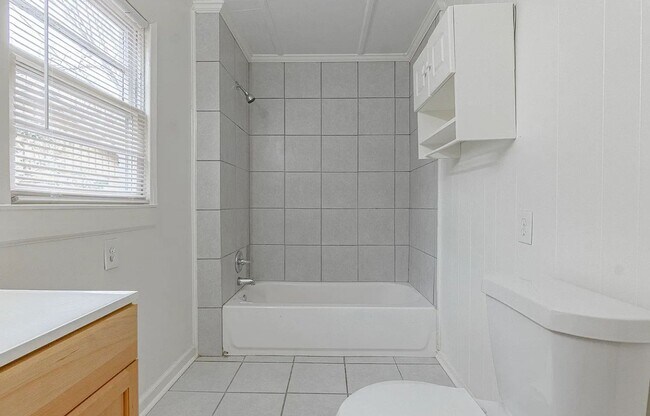 Building Photo - 4 bedroom, 2 bathroom near the University ...