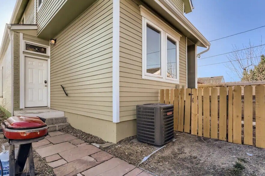Building Photo - 973 Galapago St