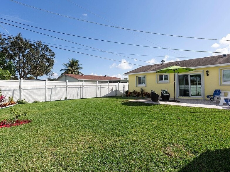 Building Photo - 343 Balsam St