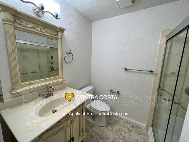 Building Photo - 409 Camelback Rd