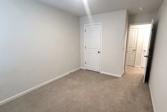 Building Photo - New Three Bedroom Townhouse in Greer SC!