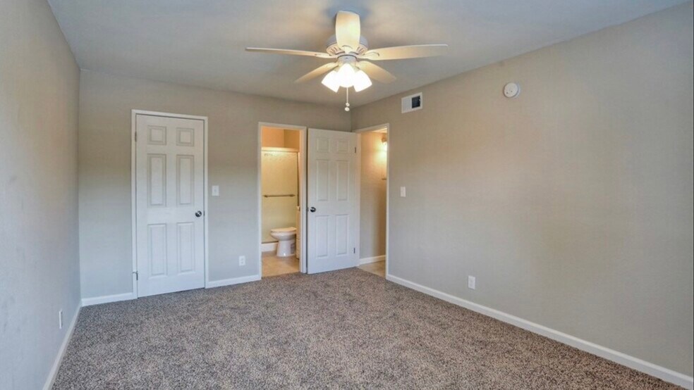 primary bedroom - 25019 Peachland Ave