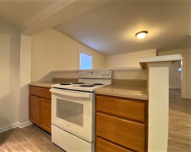 Building Photo - 1/2 MO/OFF SPECIAL - 3 bed/2 bath Fenced yard