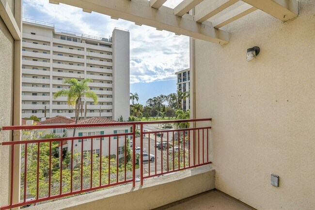 Building Photo - Penthouse 1BR + Loft w/ Bonus Room | 2 Baths | Laundry | 2 Parking | Walk to Balboa Park