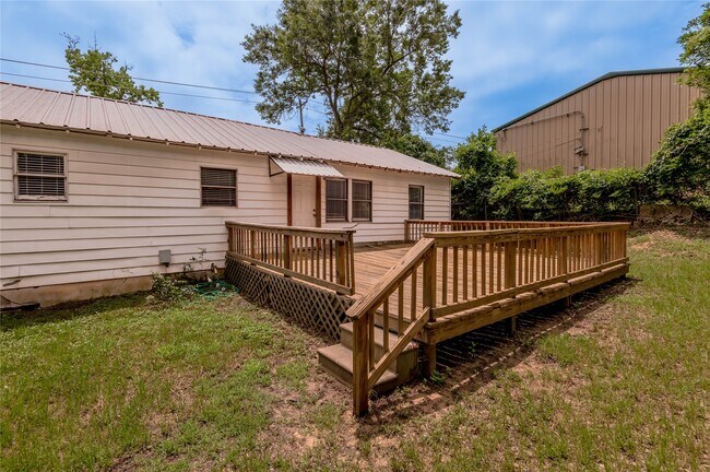 Building Photo - 2538 Sycamore Ave