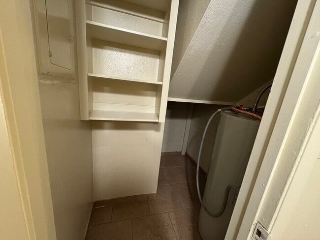 Building Photo - Holiday Gardens 2-br Townhome