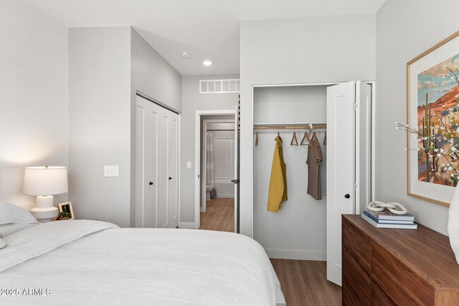 Building Photo - 1297 E Broadway Ave