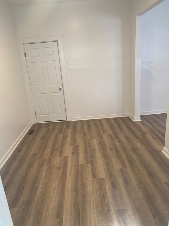 Building Photo - Luxury 2 Bedroom/1 Bathroom Remodel in Sou...