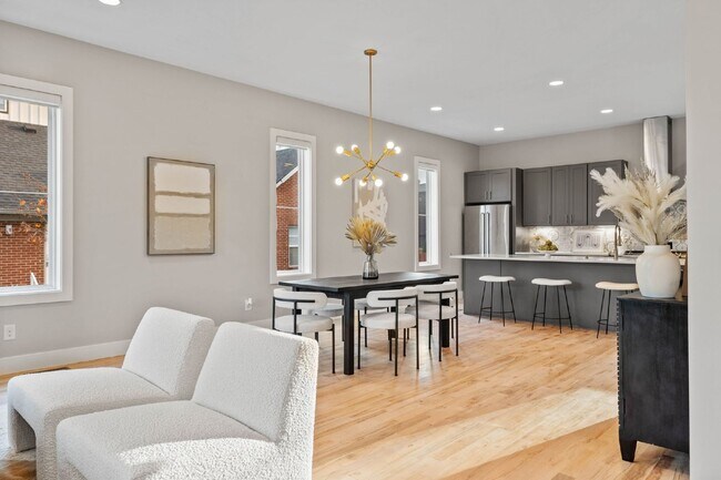 Building Photo - Spacious 4-Bed Gem in Nashville: 2360 sq f...