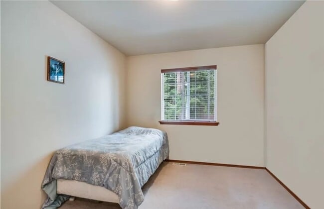 Building Photo - Beautiful 3 Bed 2.5 Bath Everett Home @ a ...