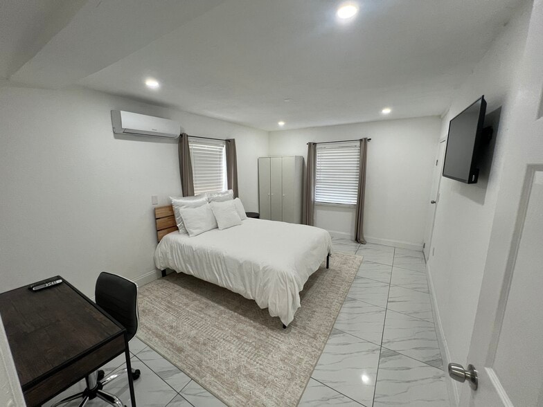 Building Photo - 4200 NW 11th Ct