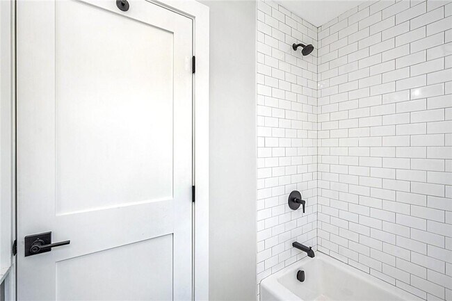 Building Photo - 10 Underhill Pl
