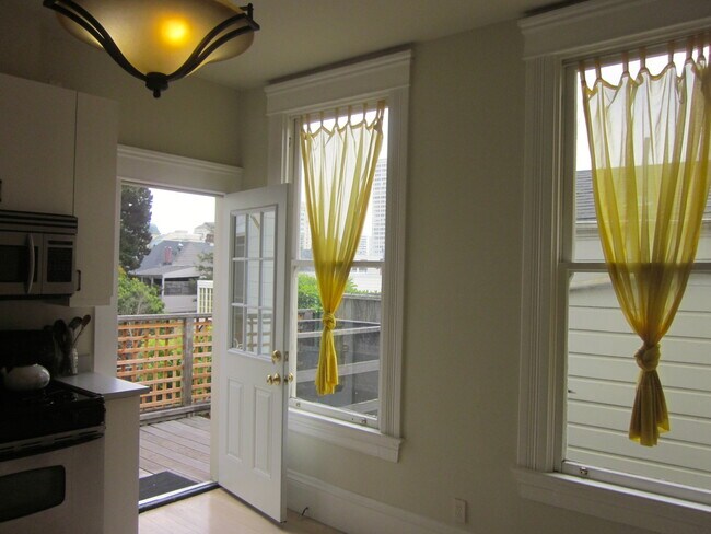 Building Photo - Stunning large Classic Pacific Heights Flat with lots of light, hardwood floors, washer/dryer, gr...