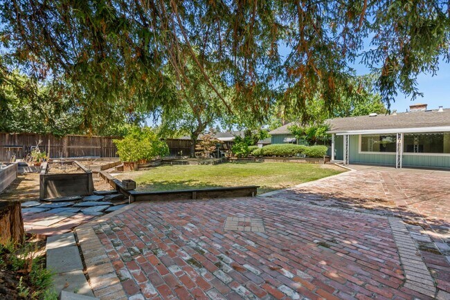 Building Photo - 3220 Fieldcrest Dr