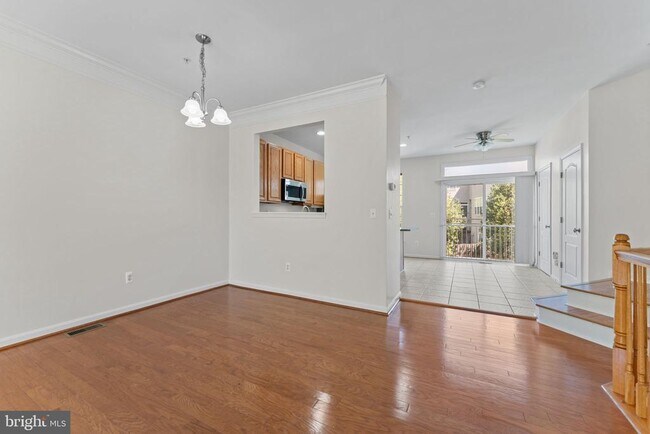 Building Photo - 702 Anoosh Ct