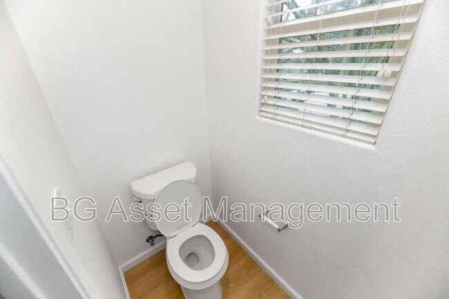 Building Photo - 128 Kingfisher St