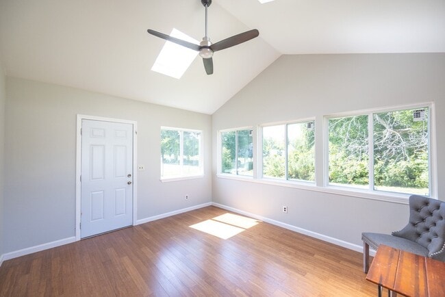 Building Photo - 202 Spring Tree Ln